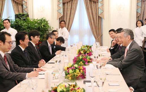 Photograph of the luncheon meeting hosted by H.E. Mr. Lee Hsien Loong, Prime Minister of the Republic of Singapore