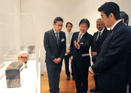 Photograph of the Prime Minister at the Opening Ceremony for the “Beauty of KOGEI: Art Crafts in Japan” exhibition (2)