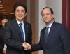 Photograph of Prime Minister Abe shaking hands with H.E. Mr. François Hollande, President of the French Republic