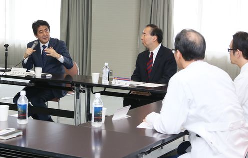 Photograph of the Prime Minister receiving an explanation on cutting-edge medicine (1)