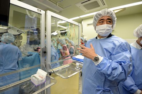 Photograph of the Prime Minister touring a state-of-the-art operating room (1)(taken by the representative photographer)