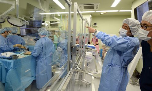 Photograph of the Prime Minister touring a state-of-the-art operating room (2)(taken by the representative photographer)