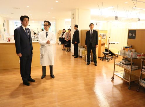 Photograph of the Prime Minister touring the Immunology Integrated Medical Care Center (1)