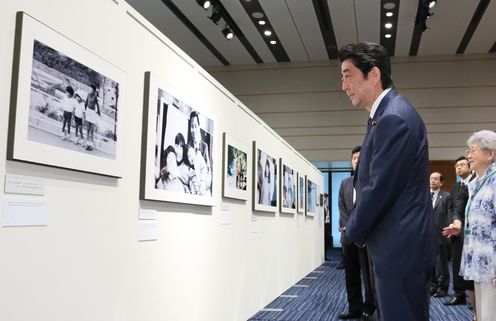 Photograph of the Prime Minister viewing photos with the guidance of Mr. Shigeru Yokota and his wife (3)