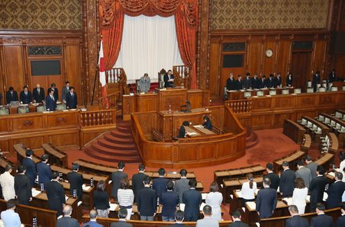 Photograph of President of the House of Councillors Masaaki Yamazaki reading a message of condolence