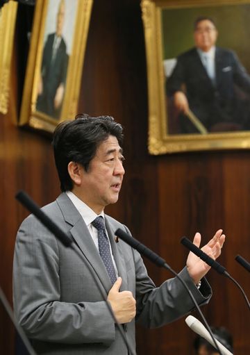 Photograph of the Prime Minister raising his hand