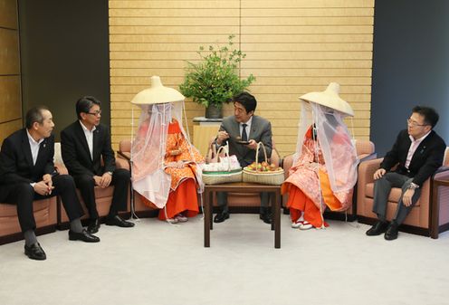 Photograph of the Prime Minister receiving the courtesy call (1)