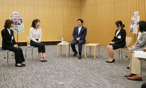 Photograph of the Prime Minister exchanging opinions with Regional Vitalization Cooperation Volunteers (1)