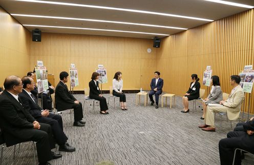 Photograph of the Prime Minister exchanging opinions with Regional Vitalization Cooperation Volunteers (2)