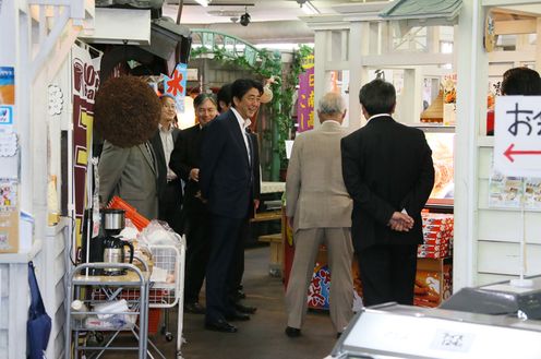 Photograph of the Prime Minister observing a shopping area