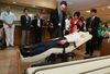 Photograph of the Prime Minister testing a nursing care robot (2)