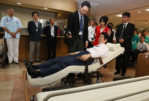 Photograph of the Prime Minister testing a nursing care robot (2)