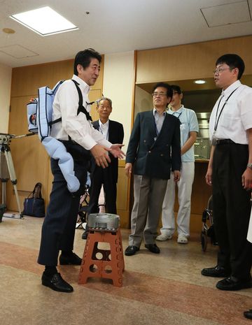 Photograph of the Prime Minister testing a nursing care robot (1)