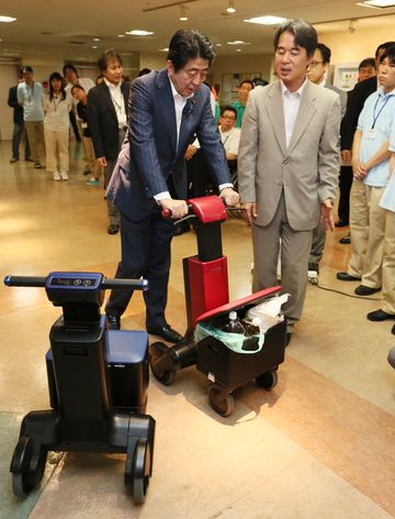 Photograph of the Prime Minister testing a nursing care robot (3)