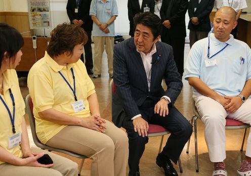Photograph of the Prime Minister exchanging opinions with nursing care staff and others