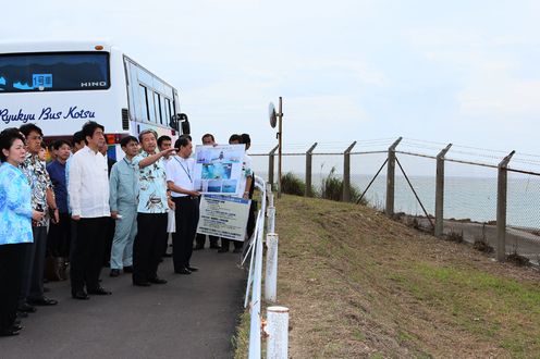 Photograph of the Prime Minister observing the land set aside for the runway expansion at Naha Airport