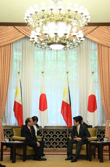 Photograph of the Japan-Philippines Summit Meeting (1)