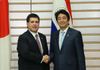 Photograph of Prime Minister Abe shaking hands with the President of Paraguay