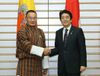 Photograph of Prime Minister Abe shaking hands with the Prime Minister of Bhutan (1)