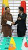 Photograph of Prime Minister Abe shaking hands with the Prime Minister of Bhutan (2)