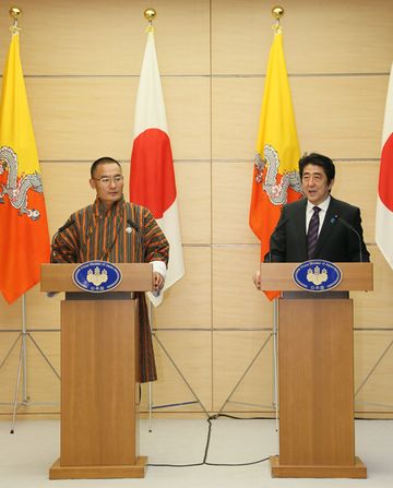 Photograph of the Japan-Bhutan joint press announcement (1)
