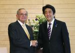 Photograph of Prime Minister Abe shaking hands with the Chairman Emeritus of CME Group
