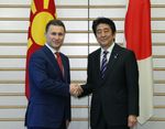 Photograph of Prime Minister Abe shaking hands with the Prime Minister of Macedonia