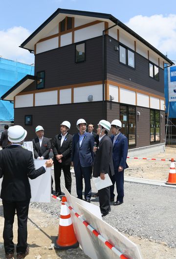 Photograph of the Prime Minister visiting a construction site for public housing for disaster-stricken households (1)