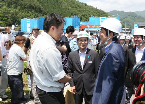 Photograph of the Prime Minister visiting a construction site for public housing for disaster-stricken households (3)