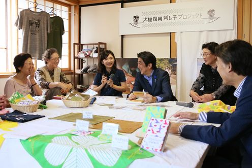 Photograph of the Prime Minister visiting the Otsuchi Recovery Sashiko Project (1)