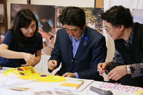 Photograph of the Prime Minister trying sashiko embroidery (2)