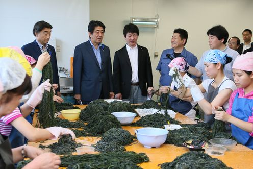 Photograph of the Prime Minister visiting a processing facility for fishery products (2)