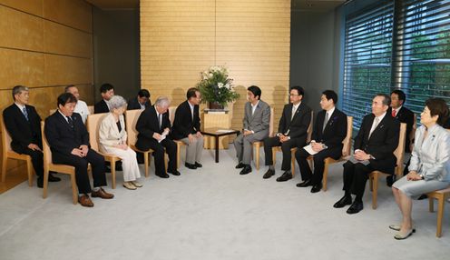 Photograph of Prime Minister Abe receiving a letter of request from Representative Iizuka, AFVKN
