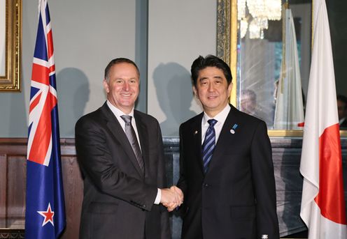 Photograph of Prime Minister Abe shaking hands with the Prime Minister of New Zealand