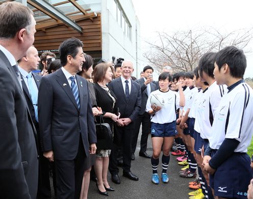 Photograph of the Prime Minister receiving a courtesy call from a rugby team (1)