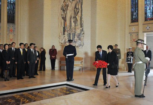 Photograph of Prime Minister and Mrs. Abe laying a wreath at the Tomb of the Unknown Soldier