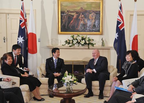 Photograph of Prime Minister Abe paying a courtesy call on the Governor-General of Australia and his wife