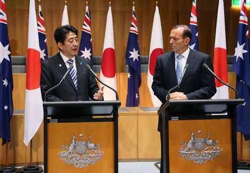 Photograph of the Japan-Australia joint press conference (2)