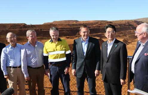 Photograph of the Prime Minister visiting the West Angelas mine (1)