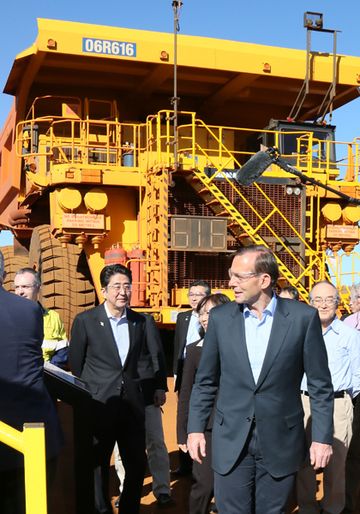 Photograph of the Prime Minister visiting the West Angelas mine (2)
