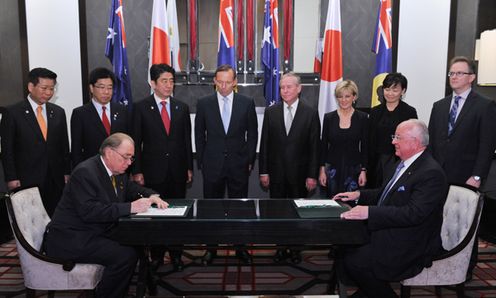Photograph of the signing ceremony of a document for the establishment of the Japan-Australia Academic Exchange Fund