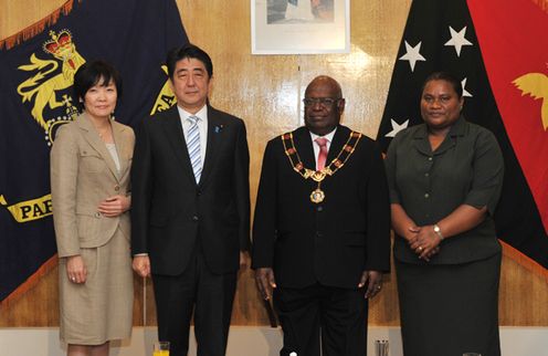 Photograph of Prime Minister Abe paying a courtesy call on the Governor-General of Papua New Guinea and his wife