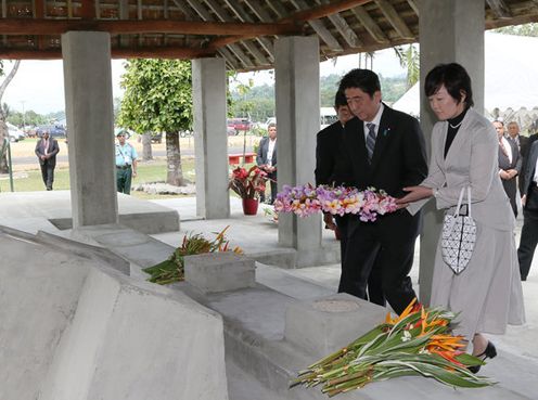 Photograph of Prime Minister Abe and Mrs. Abe laying a wreath at the New Guinea Monument to the War Dead
