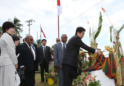 Photograph of Prime Minister Abe and Mrs. Abe attending the unveiling ceremony of the monuments to the war dead