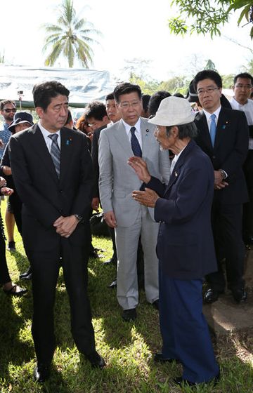 Photograph of Prime Minster Abe conversing with Mr. Shizuka Kawabata
