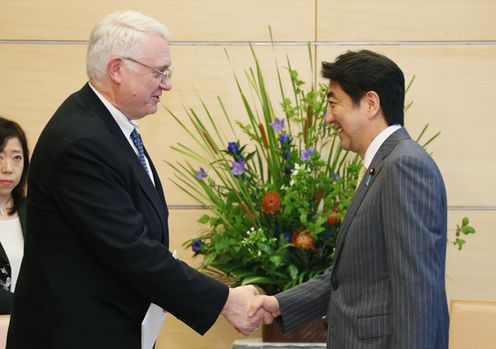 Photograph of Prime Minister Abe shaking hands with the President and CEO of the Center for Strategic and International Studies