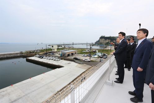 Photograph of the Prime Minister receiving an explanation about the progress of the restoration