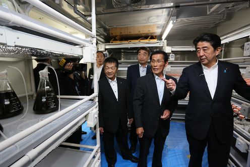 Photograph of the Prime Minister visiting a seaweed testing lab