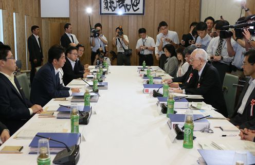 Photograph of the Prime Minister listening to the remarks of Chair Watanabe