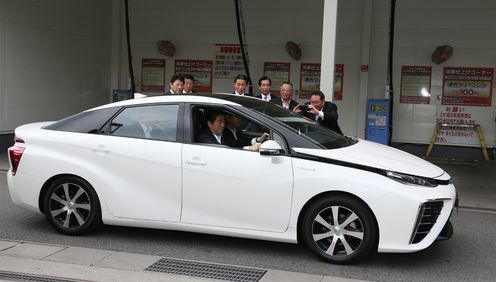 Photograph of the Prime Minister test driving a fuel cell car (2)